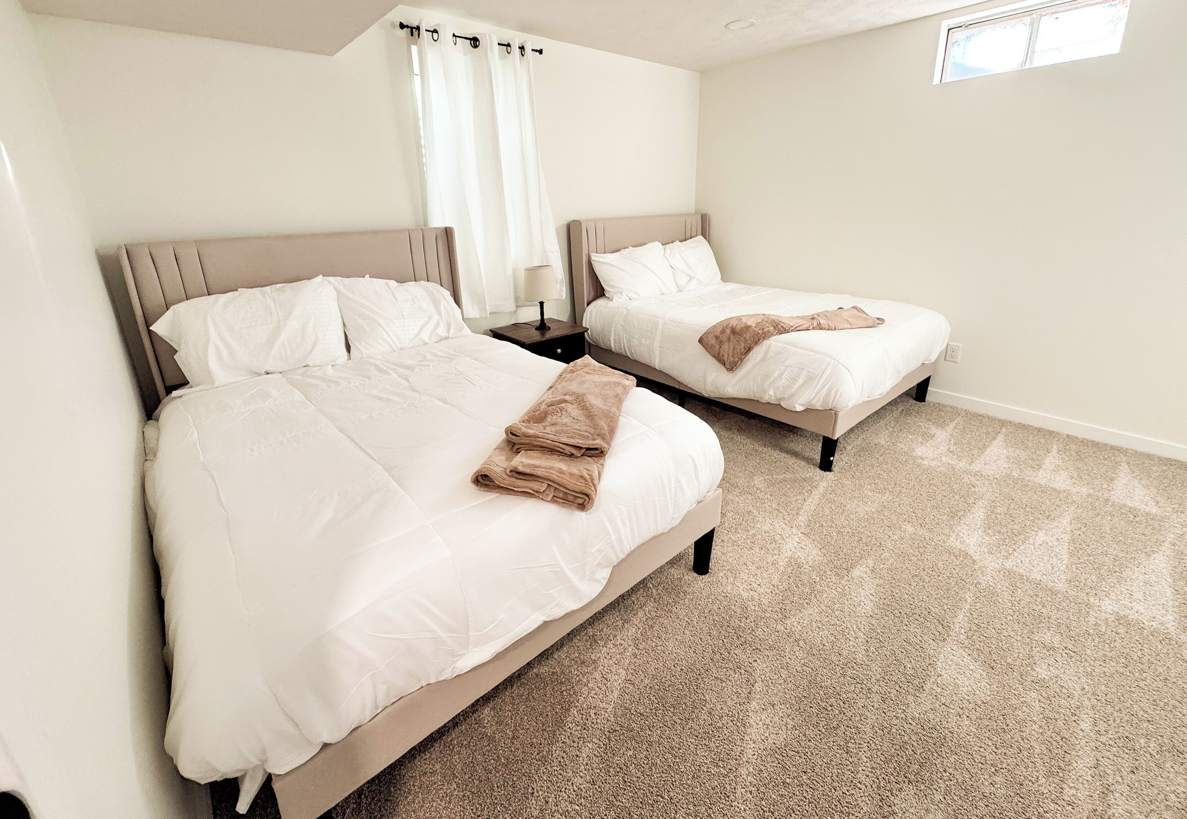 Tabla de planchar con plancha, wifi y ropa de cama 