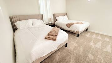 Tabla de planchar con plancha, wifi y ropa de cama