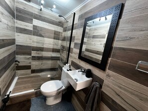 Haartrockner, Handtücher, Seife, Toilettenpapier