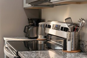 Geladeira, micro-ondas, fogão, cooktop