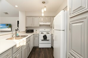 Kylskåp, mikrovågsugn, ugn och spishäll