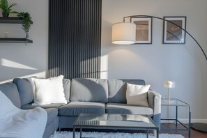 TV, fireplace, foosball, offices - Modern 3B Resort Retreat 20 min to City Center (San Antonio)