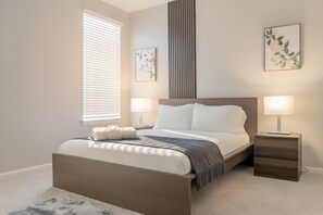 Iron/ironing board, WiFi, bed sheets - Modern 3B Resort Retreat 20 min to City Center (San Antonio)