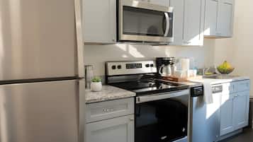 Geladeira, micro-ondas, fogão, cooktop