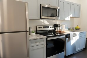 Geladeira, micro-ondas, fogão, cooktop