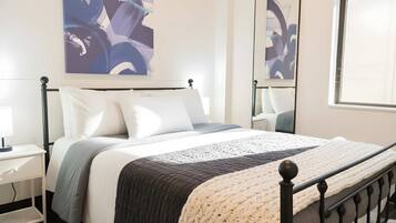 Escrivaninha, ferros/tábuas de passar roupa, Wi-Fi, roupa de cama