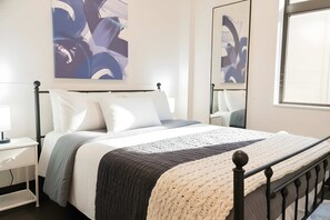 Escrivaninha, ferros/tábuas de passar roupa, Wi-Fi, roupa de cama