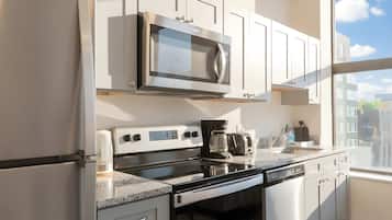 Geladeira, micro-ondas, fogão, cooktop