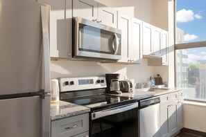 Geladeira, micro-ondas, fogão, cooktop