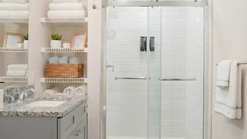 Regadera, secadora de cabello, toallas