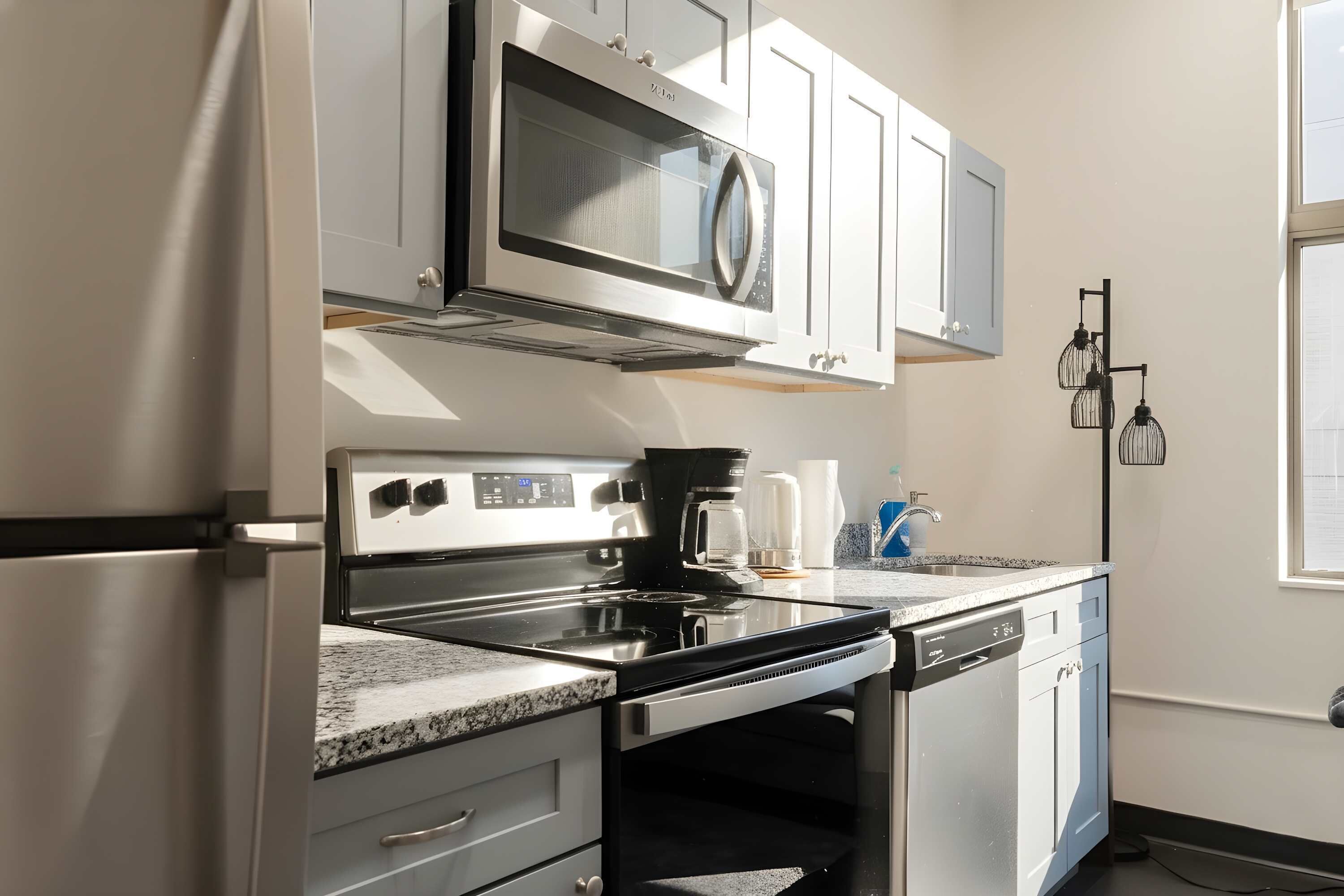 Refrigerador, microondas, horno y parrilla de estufa 