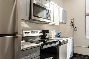 Refrigerador, microondas, horno y parrilla de estufa