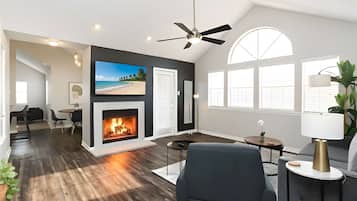 Televisión, chimenea y oficina