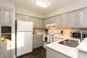 Kylskåp, mikrovågsugn, ugn och spishäll