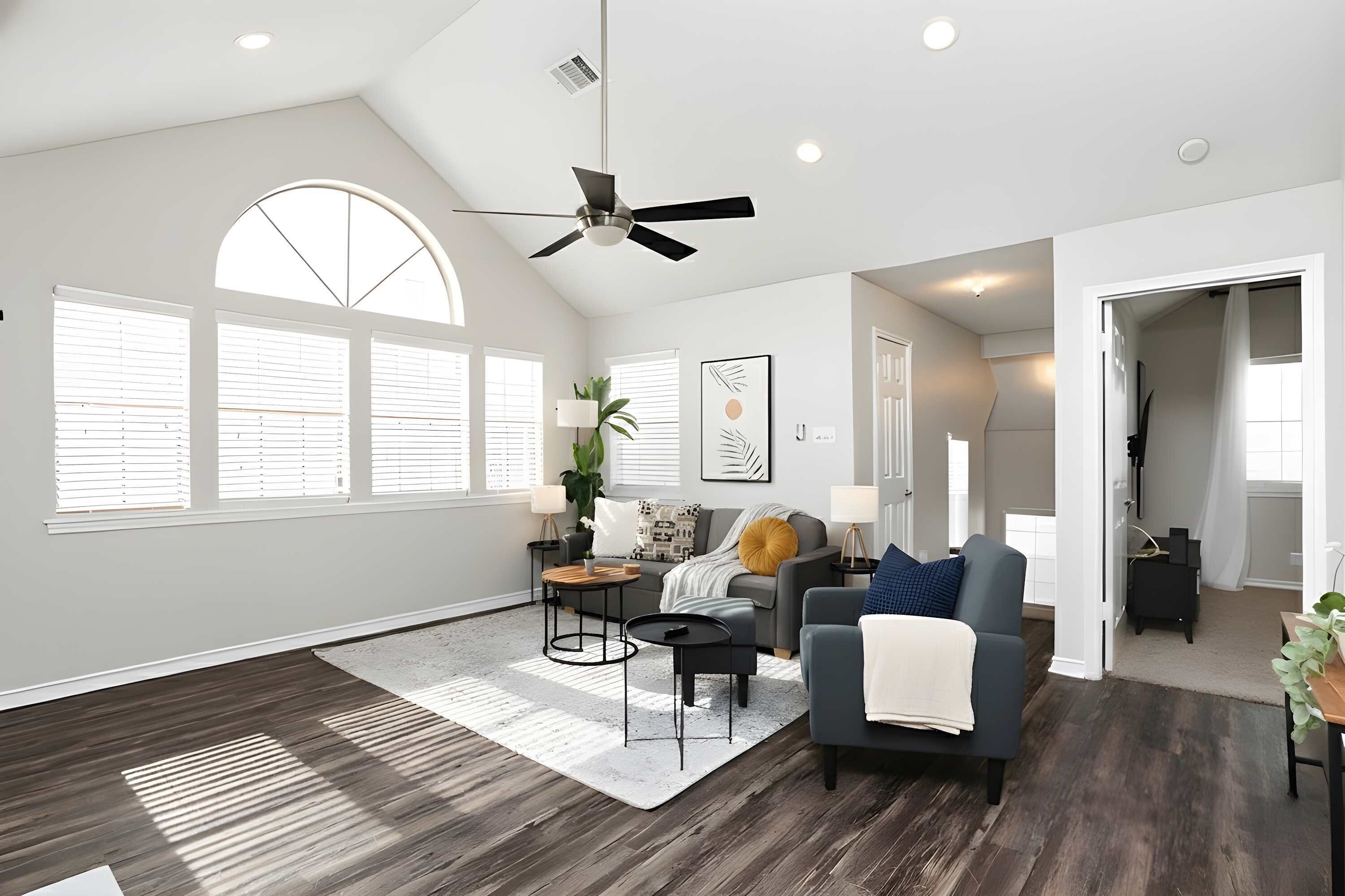 Televisión, chimenea y oficina 