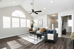 Televisión, chimenea y oficina 