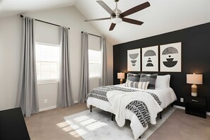 Escritorio, tabla de planchar con plancha, wifi y ropa de cama 