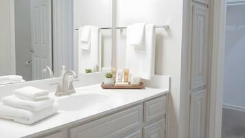 Bruser, hårtørrer, håndklæder