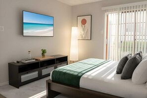 Skrivebord, strygejern/strygebræt, Wi-Fi, sengetøj