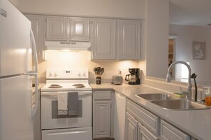 Køleskab, mikrobølgeovn, ovn, kogeplade