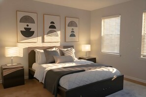 Escritorio, tabla de planchar con plancha, wifi y ropa de cama 