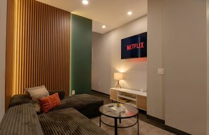 Televisión y oficina 