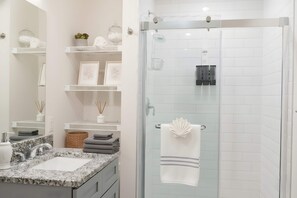 Regadera, secadora de cabello, toallas, shampoo 