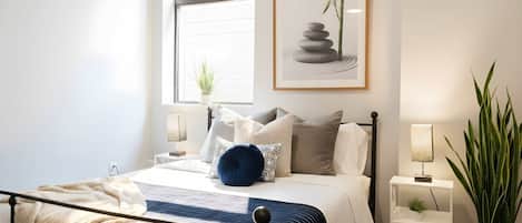 Escritorio, tabla de planchar con plancha, wifi y ropa de cama