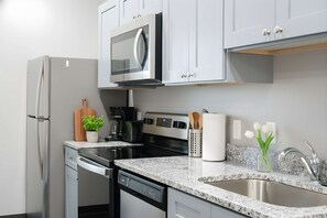 Geladeira, micro-ondas, fogão, cooktop