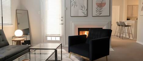 Télévision, cheminée, espaces bureaux