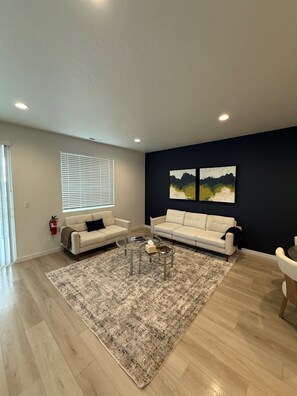 Smart TV, fireplace, offices - The Hub Spacious 3 Bed, 3 Bath Getaway in Star, Idaho (Star)