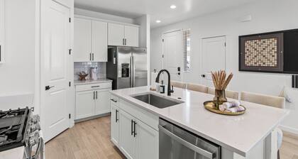 The Hub Spacious 3 Bed, 3 Bath Getaway in Star, Idaho