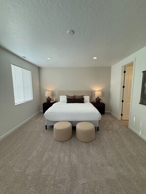 Desk, iron/ironing board, free WiFi, bed sheets - The Hub Spacious 3 Bed, 3 Bath Getaway in Star, Idaho (Star)