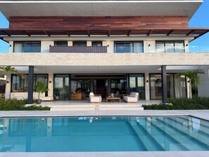 Una piscina al aire libre, una piscina climatizada