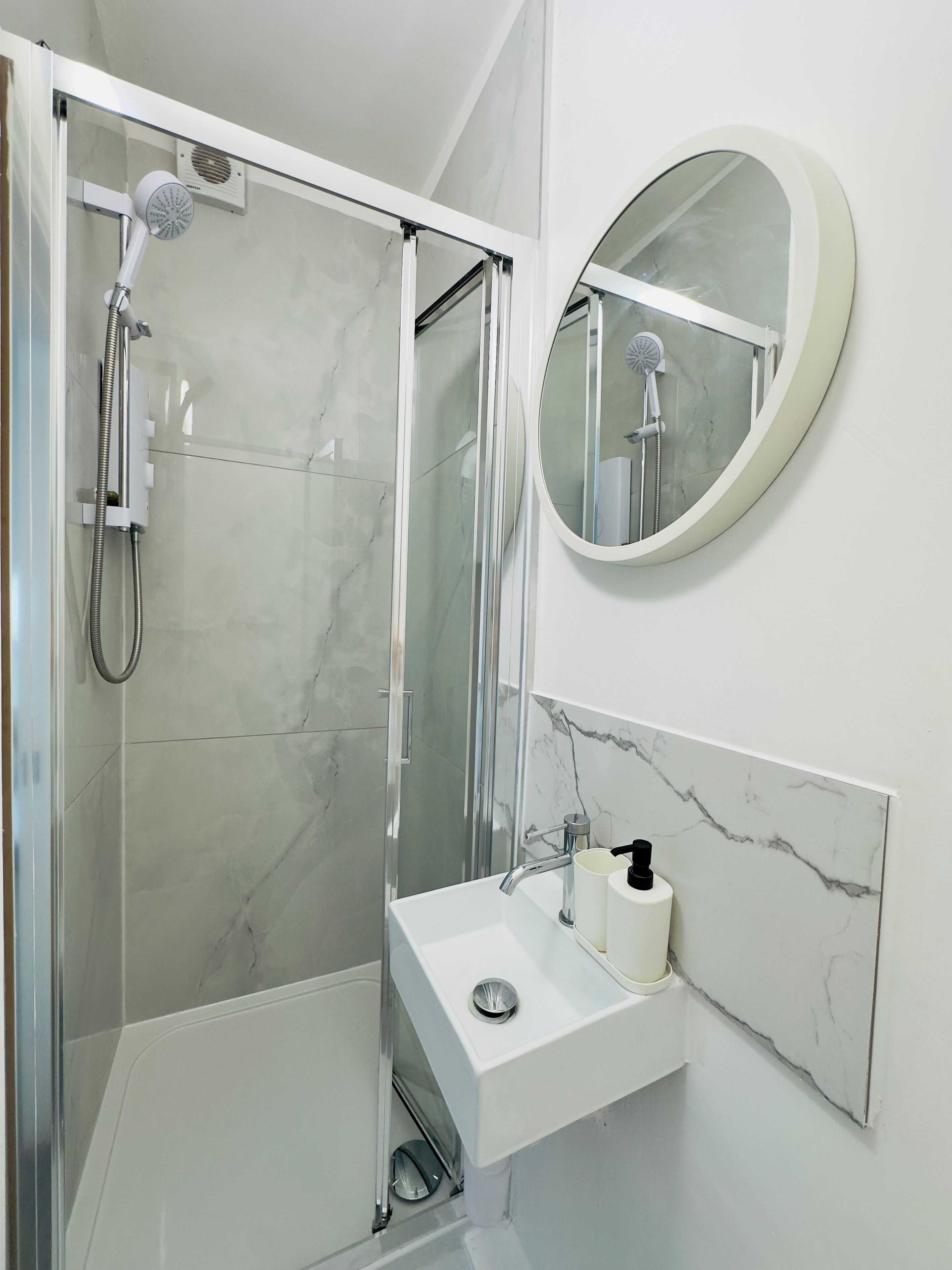 Comfort Quadruple Room | Bilik Mandi