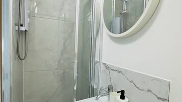 Comfort Quadruple Room | Bilik Mandi