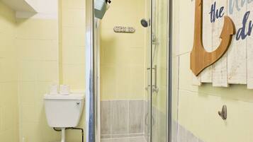 Deluxe-Suite, Gemeinschaftsbad, Stadtblick (Quad (4-person)) | Badezimmer