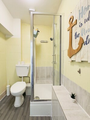 Deluxe Suite, Shared Bathroom, City View (Quad (4-person)) | Bathroom