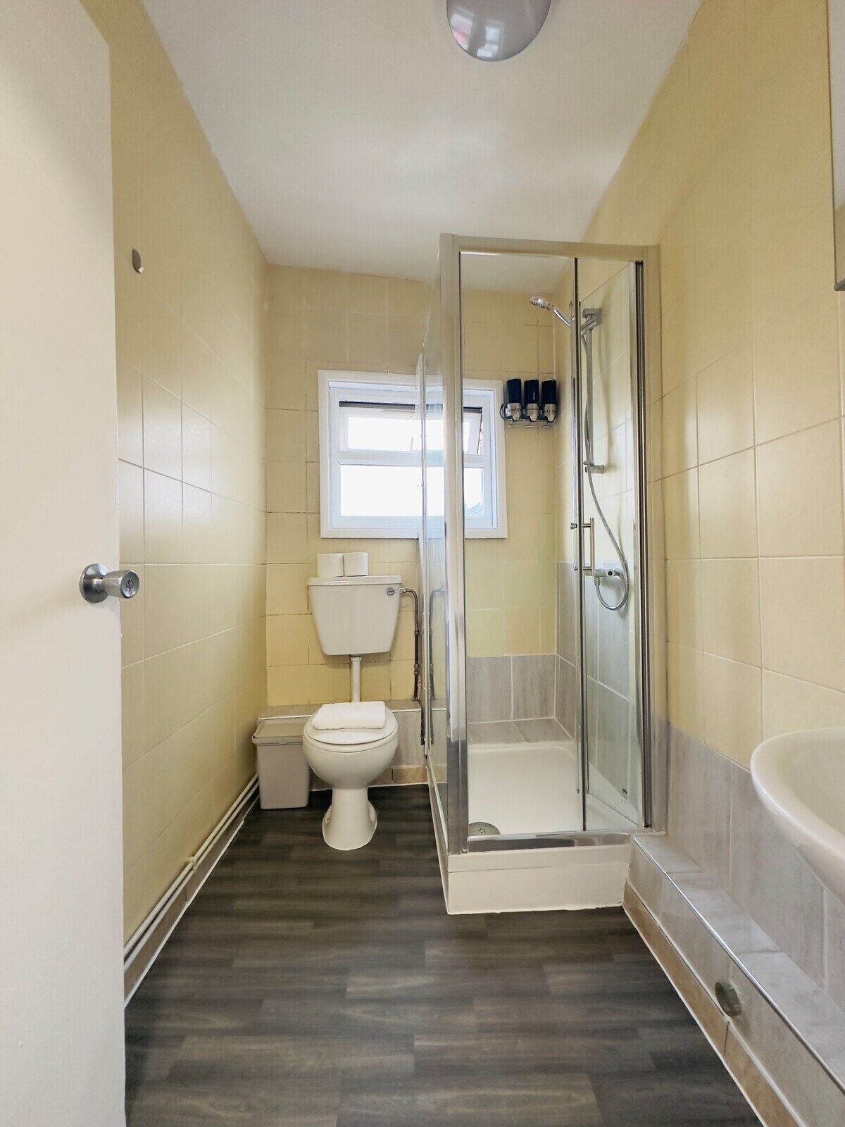 Un baño con inodoro, ducha y bañera.