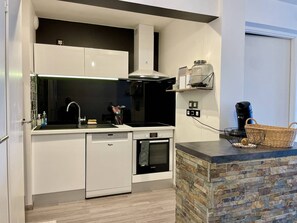 Fridge, microwave, oven, dishwasher - Proche du centre et plage, confort garanti (LA ROCHELLE)