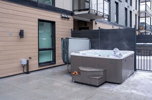Outdoor spa tub - Luxury Condo with Private Hot Tub (Revelstoke)