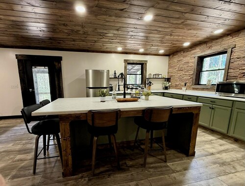 Peaceful new 2-bedroom cabin with AC/WIFI in charming Aurora, near Thomas/Davis