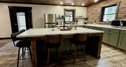 Peaceful new 2-bedroom cabin with AC/WIFI in charming Aurora, near Thomas/Davis