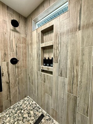 Shower, hair dryer, towels, soap - Peaceful new 2-bedroom cabin with AC/WIFI in charming Aurora, near Thomas/Davis (Aurora)
