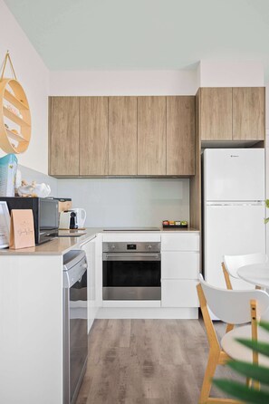 Kühlschrank, Mikrowelle, Ofen, Herdplatte