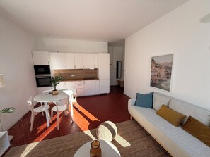 Living area - Charming, bright T2, close to amenities (Aubagne)