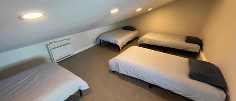 Fer et planche à repasser, lit de bébé portatif, Wi-Fi, literie fournie