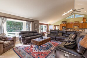 TV, books, offices - Siuslaw River Retreat near Casino & Beach *Pets $ (Florence)