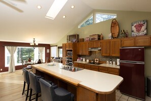 Fridge, microwave, oven, stovetop - Siuslaw River Retreat near Casino & Beach *Pets $ (Florence)