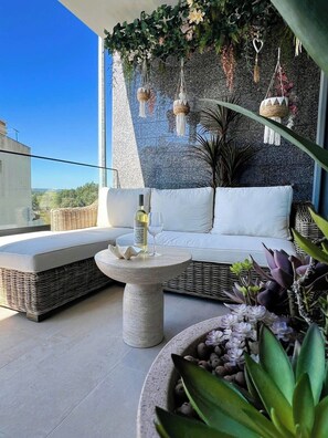 Unclassified image, 4 of 23, button